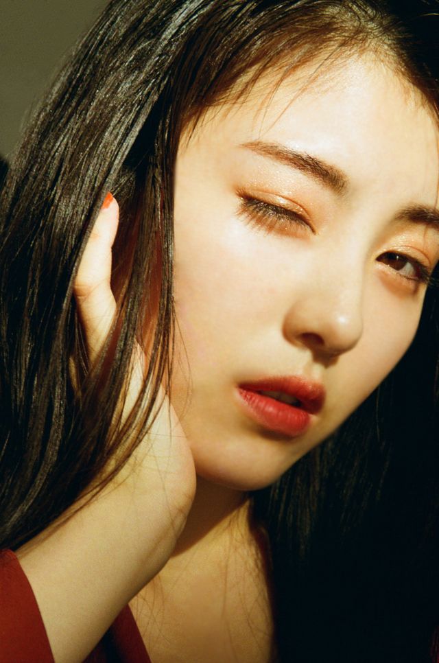 浜辺美波の圧倒的な透明感…「浜辺美波 カレンダー 2021.04-2022.03」（6枚目）