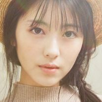 浜辺美波の圧倒的な透明感…「浜辺美波 カレンダー 2021.04-2022.03」