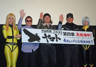 左から、若本規夫、出渕裕総監督、中田譲治（左右の女性はヤマトギャル）