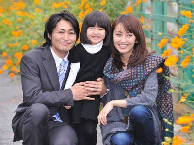 LISMOドラマ「空にいちばん近い幸せ」での家族写真-（左から）安田顕、小林星蘭（子役）、矢田亜希子