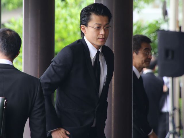 藤原竜也、小栗旬らが参列 蜷川幸雄さん告別式 写真ギャラリー:フォトギャラリー