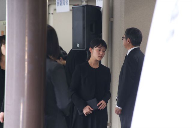 藤原竜也、小栗旬らが参列　蜷川幸雄さん告別式 写真ギャラリー（3枚目）