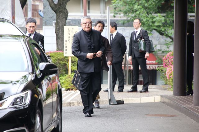 藤原竜也、小栗旬らが参列　蜷川幸雄さん告別式 写真ギャラリー（4枚目）