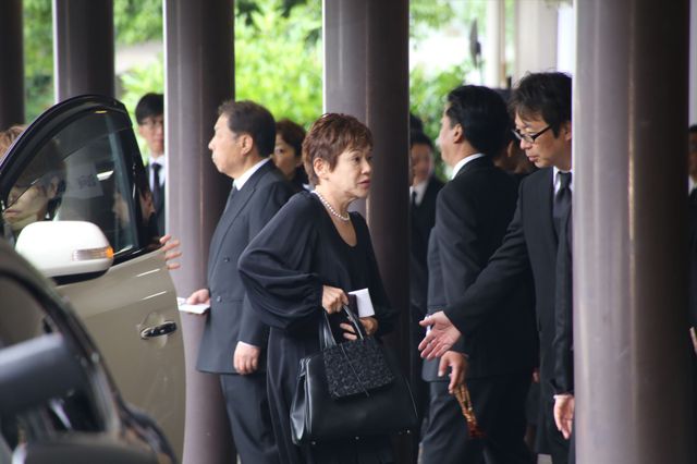 藤原竜也、小栗旬らが参列　蜷川幸雄さん告別式 写真ギャラリー（5枚目）