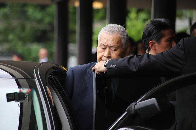 藤原竜也、小栗旬らが参列　蜷川幸雄さん告別式 写真ギャラリー（6枚目）