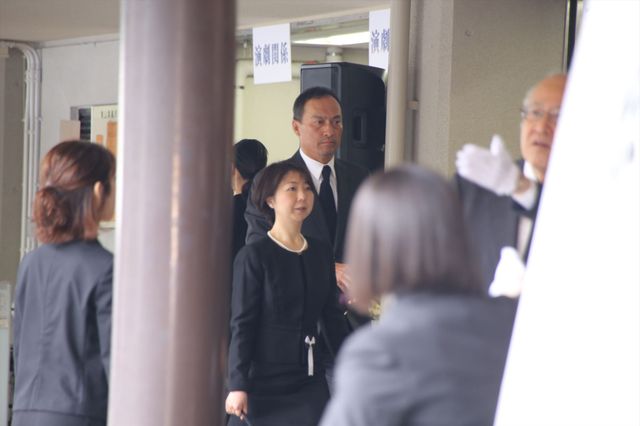 藤原竜也、小栗旬らが参列　蜷川幸雄さん告別式 写真ギャラリー（7枚目）