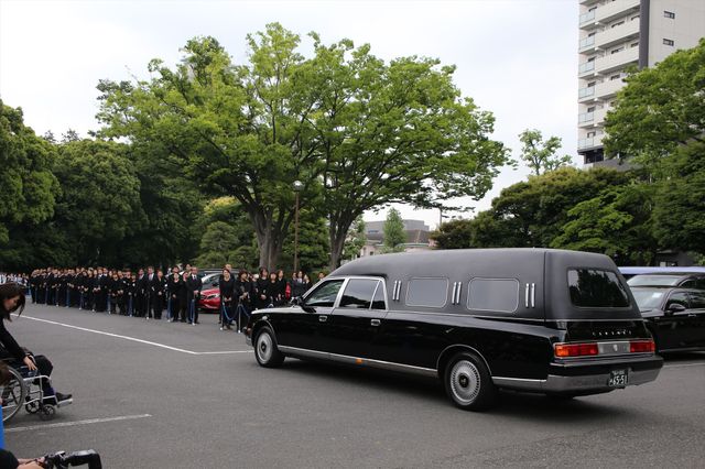 藤原竜也、小栗旬らが参列　蜷川幸雄さん告別式 写真ギャラリー（9枚目）