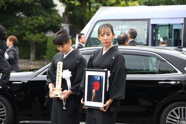 藤原竜也、小栗旬らが参列　蜷川幸雄さん告別式 写真ギャラリー（10枚目）