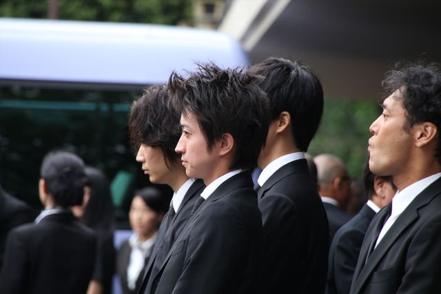 藤原竜也、小栗旬らが参列　蜷川幸雄さん告別式 写真ギャラリー（11枚目）