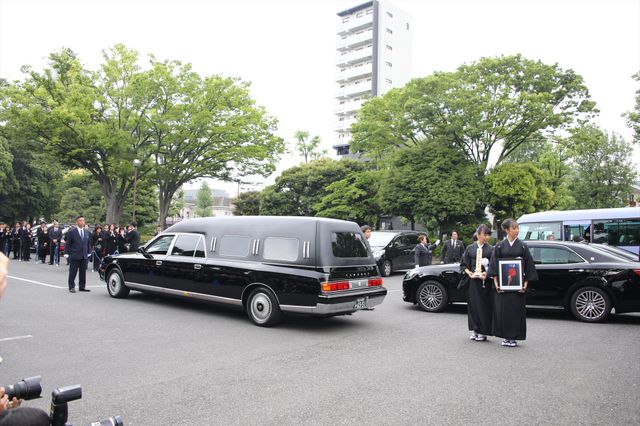 藤原竜也、小栗旬らが参列　蜷川幸雄さん告別式 写真ギャラリー（12枚目）