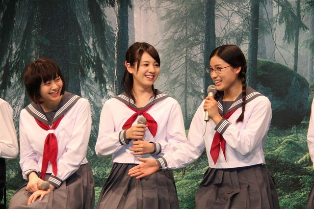 制服姿で和気あいあい！フォトギャラリー（12枚目）