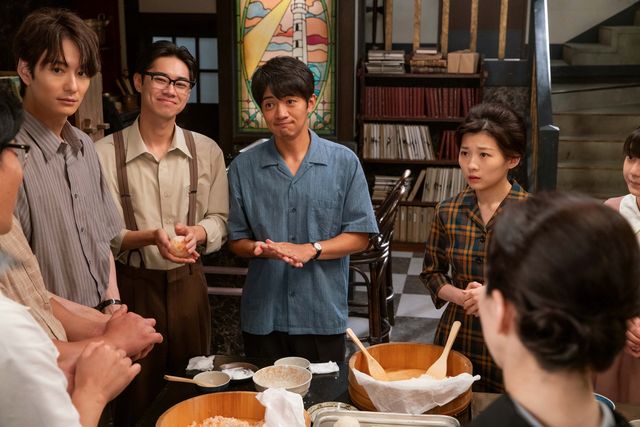 轟（戸塚純貴）の仲間たちと…「虎に翼」第21週「貞女は二夫に見えず？」第103回：フォトギャラリー