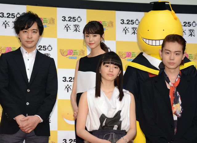 会見に登壇したキャスト陣＆原作者の松井優征（一番左）＆“殺せんせー”