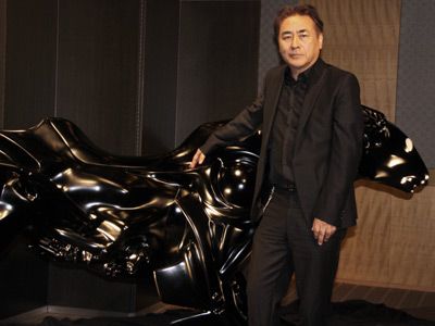 劇中に登場する黒いパンサー像と共に-天野喜孝監督