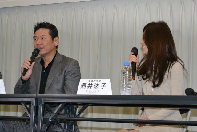 酒井法子復帰会見 フォトギャラリー（2枚目）