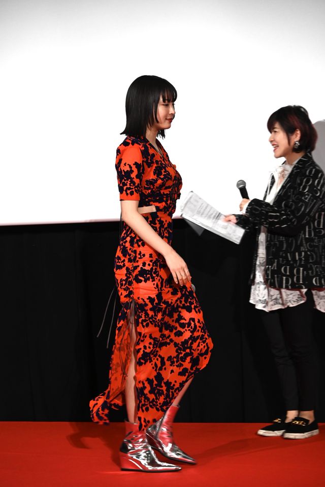 広瀬すず、スリット＆透け感ドレスで魅了　映画『ゆきてかへらぬ』公開記念舞台あいさつ（2枚目）