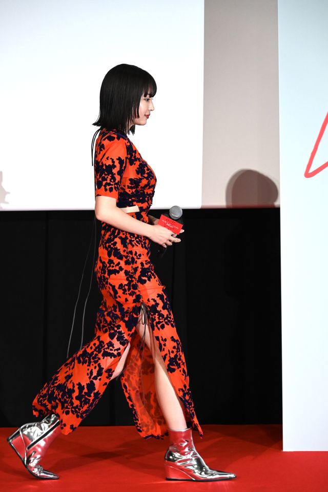 広瀬すず、スリット＆透け感ドレスで魅了　映画『ゆきてかへらぬ』公開記念舞台あいさつ（3枚目）