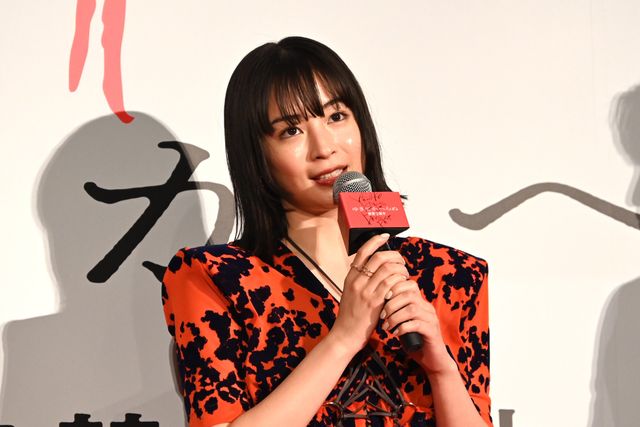 広瀬すず、スリット＆透け感ドレスで魅了　映画『ゆきてかへらぬ』公開記念舞台あいさつ（4枚目）
