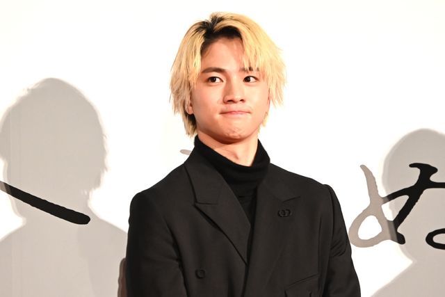 広瀬すず、スリット＆透け感ドレスで魅了　映画『ゆきてかへらぬ』公開記念舞台あいさつ（5枚目）