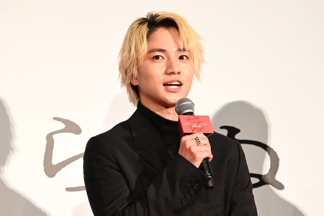 広瀬すず、スリット＆透け感ドレスで魅了　映画『ゆきてかへらぬ』公開記念舞台あいさつ（6枚目）