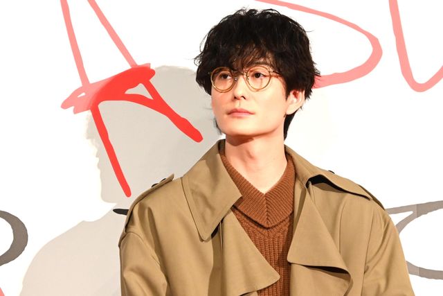 広瀬すず、スリット＆透け感ドレスで魅了　映画『ゆきてかへらぬ』公開記念舞台あいさつ（7枚目）