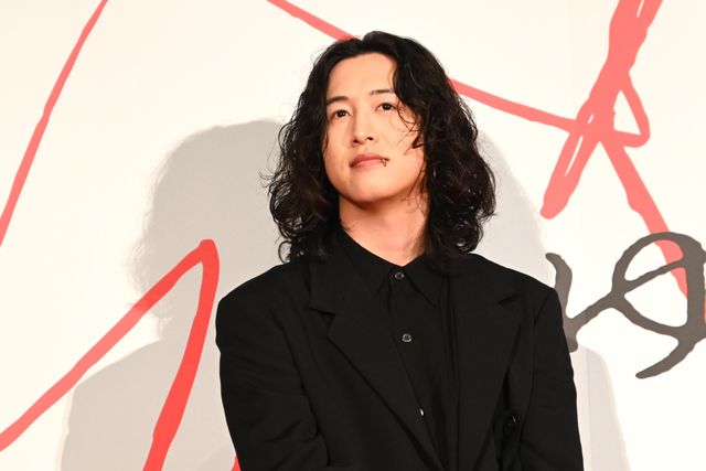 広瀬すず、スリット＆透け感ドレスで魅了　映画『ゆきてかへらぬ』公開記念舞台あいさつ（10枚目）