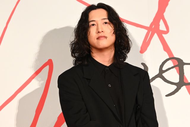 広瀬すず、スリット＆透け感ドレスで魅了　映画『ゆきてかへらぬ』公開記念舞台あいさつ（11枚目）