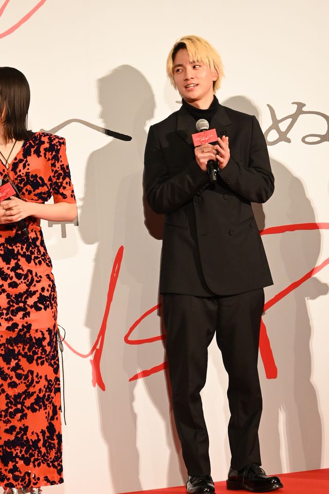 広瀬すず、スリット＆透け感ドレスで魅了　映画『ゆきてかへらぬ』公開記念舞台あいさつ（14枚目）