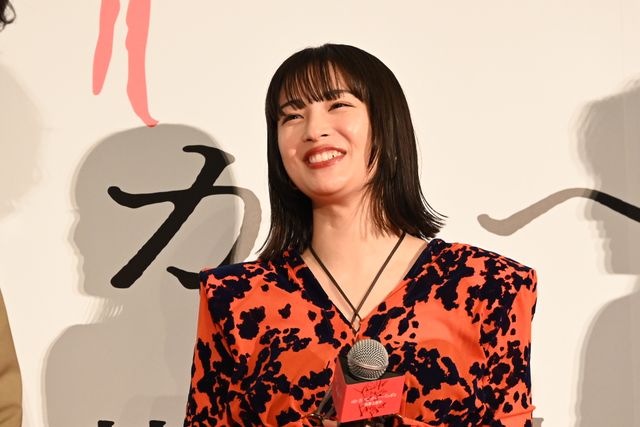 広瀬すず、スリット＆透け感ドレスで魅了　映画『ゆきてかへらぬ』公開記念舞台あいさつ（15枚目）