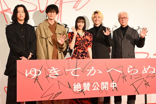 広瀬すず、スリット＆透け感ドレスで魅了　映画『ゆきてかへらぬ』公開記念舞台あいさつ（17枚目）