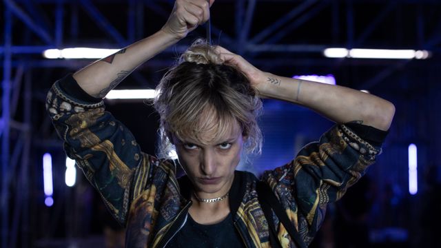 頭部にチタンを埋め込まれる少女…パルムドール受賞『TITANE／チタン』場面写真（4枚目）