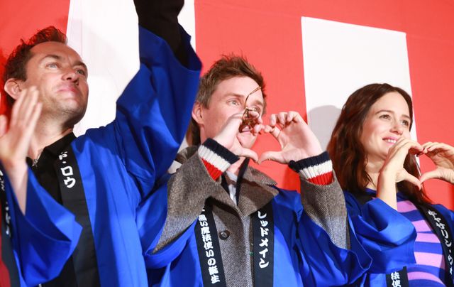 エディ・レッドメイン、手でハート！：フォトギャラリー