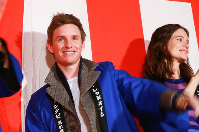 エディ・レッドメイン、手でハート！（3枚目）