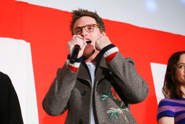 エディ・レッドメイン、手でハート！（9枚目）