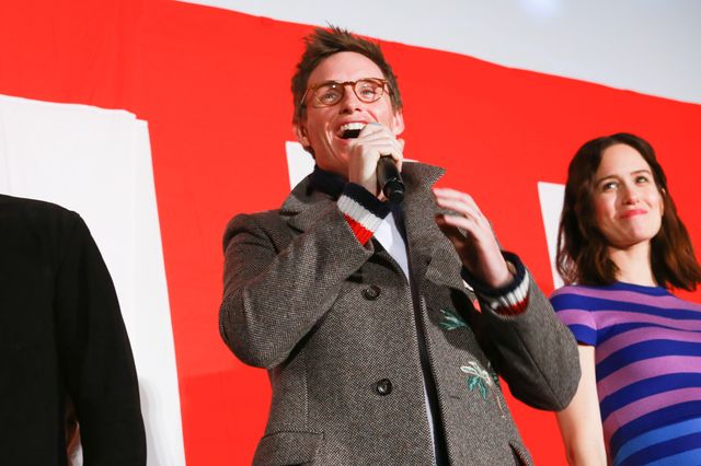 エディ・レッドメイン、手でハート！（10枚目）