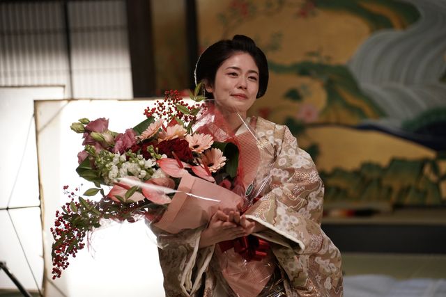 クランクアップ時の小芝風花＆亀梨和也！フジ「大奥」より：フォトギャラリー