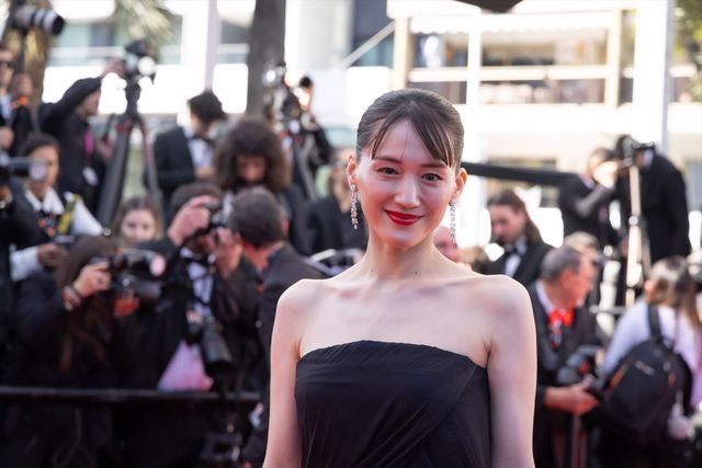 綾瀬はるか、美しいデコルテ際立つ黒ドレスでレッドカーペット登壇！【第79回カンヌ国際映画祭】：フォトギャラリー