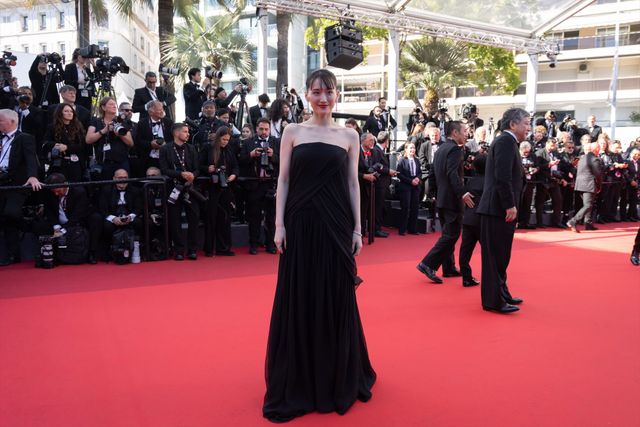 綾瀬はるか、美しいデコルテ際立つ黒ドレスでレッドカーペット登壇！【第79回カンヌ国際映画祭】（3枚目）