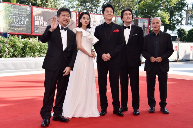 広瀬すず、純白ドレスで魅了！福山雅治＆役所広司らとレッドカーペット：フォトギャラリー