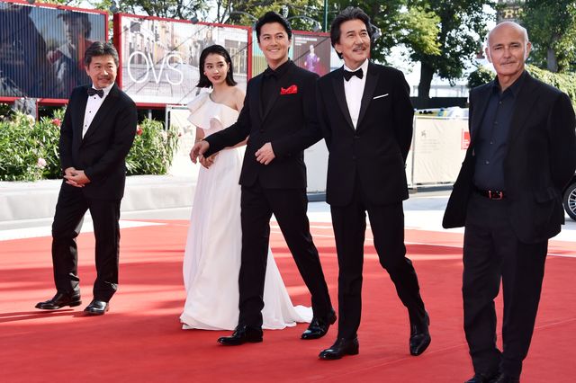 広瀬すず、純白ドレスで魅了！福山雅治＆役所広司らとレッドカーペット（5枚目）