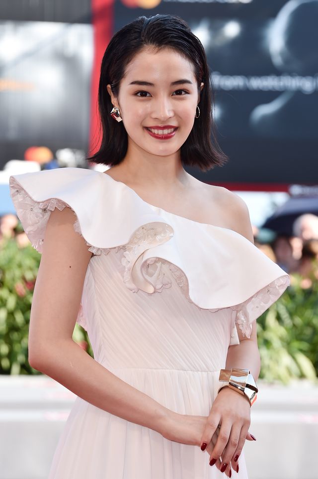 広瀬すず、純白ドレスで魅了！福山雅治＆役所広司らとレッドカーペット（7枚目）