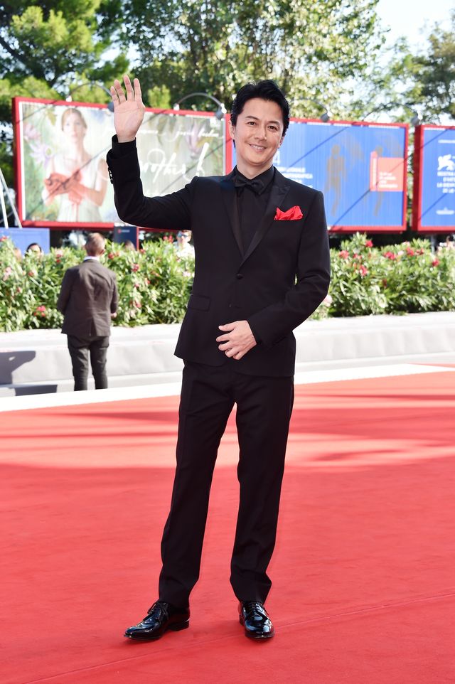 広瀬すず、純白ドレスで魅了！福山雅治＆役所広司らとレッドカーペット（11枚目）