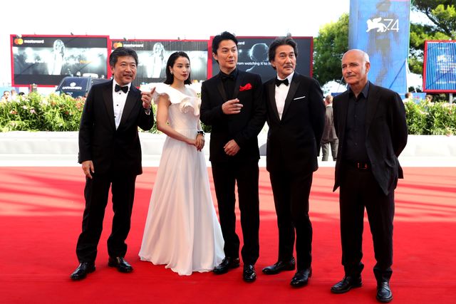 広瀬すず、純白ドレスで魅了！福山雅治＆役所広司らとレッドカーペット（12枚目）