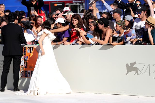 広瀬すず、純白ドレスで魅了！福山雅治＆役所広司らとレッドカーペット（13枚目）