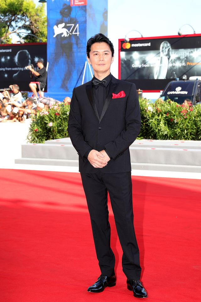 広瀬すず、純白ドレスで魅了！福山雅治＆役所広司らとレッドカーペット（16枚目）