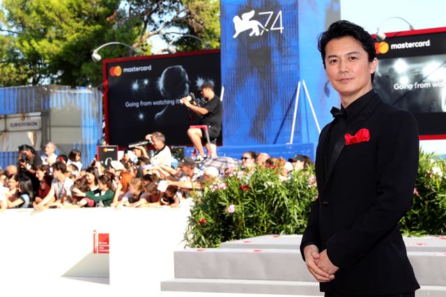 広瀬すず、純白ドレスで魅了！福山雅治＆役所広司らとレッドカーペット（17枚目）