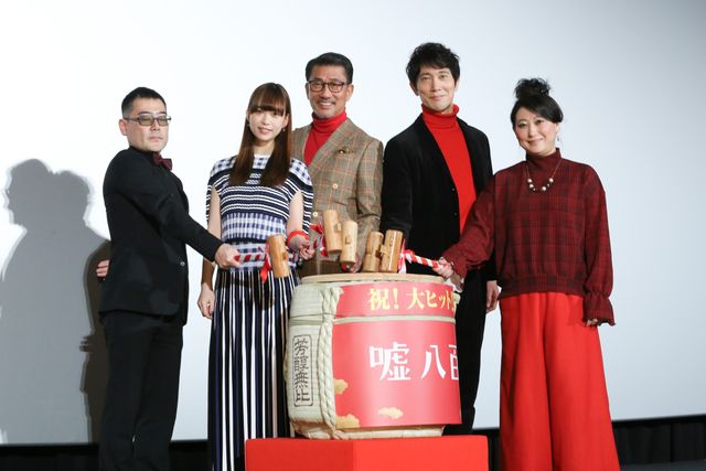 新年からいい笑顔！中井貴一＆佐々木蔵之介登壇『嘘八百』初日舞台あいさつ（13枚目）