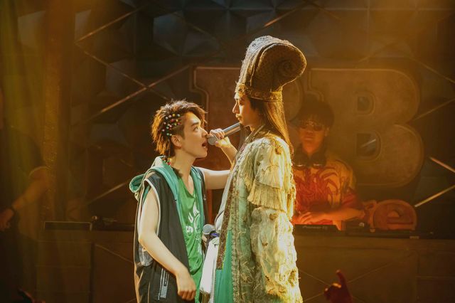 KABE太人がひょう変！「パリピ孔明」第4話場面写真（2枚目）