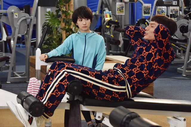 伊勢谷友介、全身GUCCIのド派手ジャージ！「サバイバル・ウェディング」第5話（6枚目）