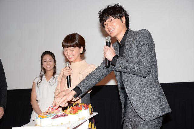 綾野剛はイチゴタルトが好き！映画『ピース　オブ　ケイク』初日舞台あいさつフォトギャラリー（8枚目）